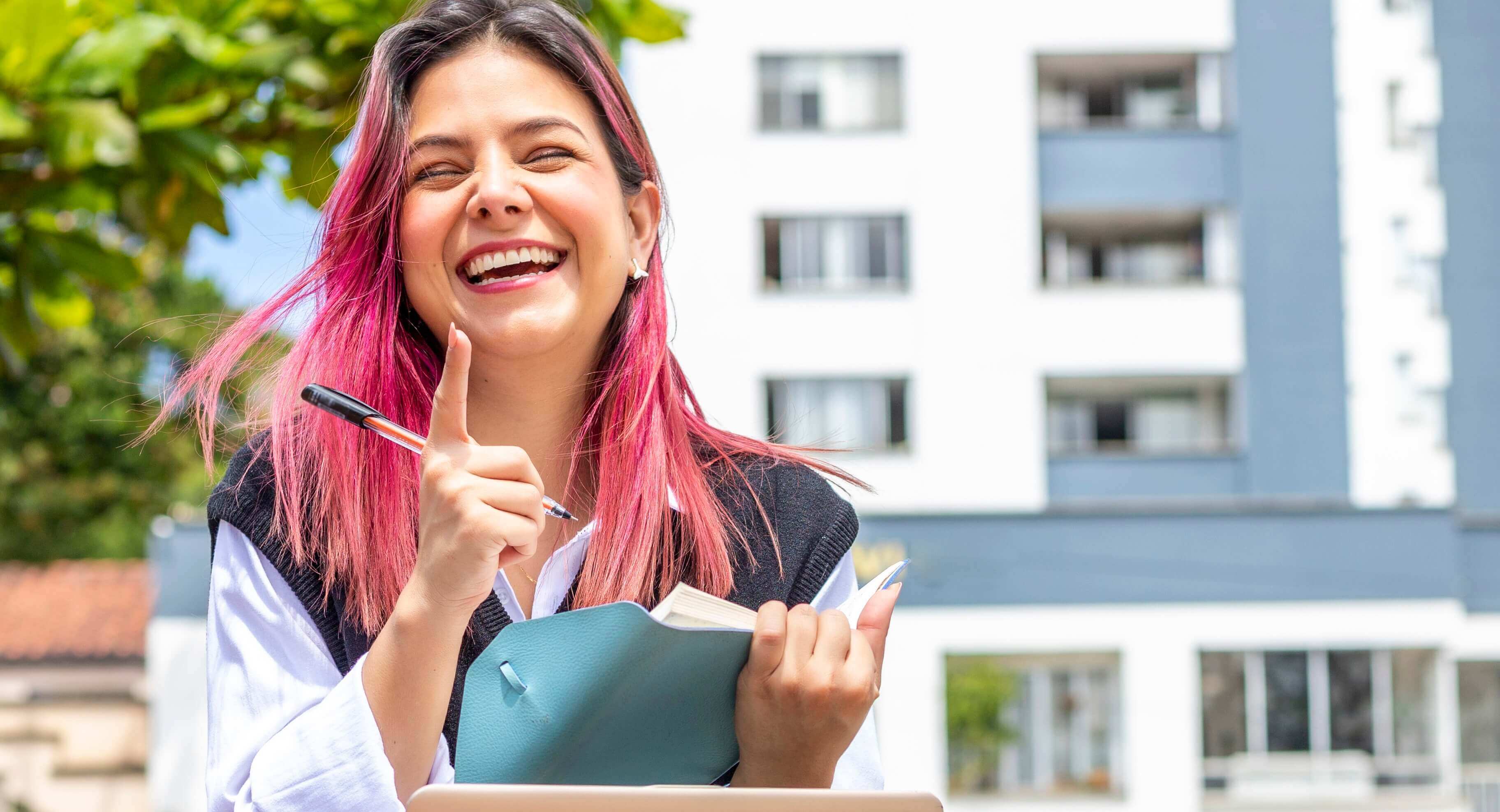 A trabalho, estudo ou por lazer, aprender ingl&ecirc;s pode abrir grandes portas. Veja 6 motivos para voc&ecirc; come&ccedil;ar a estudar.&nbsp;

Independentemente do motivo ou da raz&atilde;o, muitas pessoas querem aprender ingl&ecirc;s. Aprender a se comunicar em outro idioma &eacute; muito importante, especialmente para quem deseja trabalhar ou estudar fora do pa&iacute;s.&nbsp;

Idioma mais falado do mundo, o ingl&ecirc;s faz parte da rotina de 1.268 milh&otilde;es de pessoas em todo o planeta. Se voc&ecirc; quiser se comunicar com mais pessoas, em qualquer lugar do mundo,&nbsp;aprender ingl&ecirc;s&nbsp;&eacute; uma tarefa b&aacute;sica.&nbsp;

6 motivos para aprender ingl&ecirc;s&nbsp;

Trabalhar para empresas estrangeiras, vender para clientes internacionais e estudar fora do pa&iacute;s&nbsp;s&atilde;o raz&otilde;es para aprender ingl&ecirc;s. Mas existem muitos outros motivos para voc&ecirc; se dedicar a aprender ingl&ecirc;s e se comunicar em outro idioma.&nbsp;

Al&eacute;m de quest&otilde;es fundamentais da vida, como estudar e trabalhar, o ingl&ecirc;s te permite ter outras experi&ecirc;ncias. Inclusive aquelas viv&ecirc;ncias do dia a dia, como ler um livro ou ver um filme.&nbsp;

Sendo assim, vamos falar de algumas das mais importantes causas para se aprender ingl&ecirc;s. Nossa lista traz 6 motivos para voc&ecirc; aprender a se comunicar em outro idioma. S&atilde;o eles:&nbsp;


	Melhores oportunidades de trabalho&nbsp;
	Novas possibilidades de conhecimento&nbsp;
	Ter acesso &agrave;s melhores universidades&nbsp;
	Entender melhor s&eacute;ries e m&uacute;sicas&nbsp;
	Conhecer novas culturas&nbsp;
	Aproveitar plenamente as viagens internacionais&nbsp;


Melhores oportunidades de trabalho&nbsp;

Al&eacute;m de estudar, aprender ingl&ecirc;s tamb&eacute;m abre portas para&nbsp;novas oportunidades de trabalho. E isso &eacute; v&aacute;lido tanto para empresas nacionais que operam no exterior, quanto para organiza&ccedil;&otilde;es estrangeiras.&nbsp;

Quem se comunica em ingl&ecirc;s pode ganhar um&nbsp;sal&aacute;rio at&eacute; 70% maior&nbsp;que outro colaborador que n&atilde;o sabe falar o idioma. Al&eacute;m disso, existe uma maior possibilidade de concorrer a melhores cargos e posi&ccedil;&otilde;es dentro das empresas.&nbsp;

Novas possibilidades de conhecimento&nbsp;

&Eacute; muito bom quando voc&ecirc; pode estudar, fazer um curso ou at&eacute; mesmo ler um livro em outro idioma. Aprender ingl&ecirc;s &eacute; uma chave que abre portas a&nbsp;novos conhecimentos e descobertas para a vida.&nbsp;

Com as habilidades de comunica&ccedil;&atilde;o em ingl&ecirc;s em dia, voc&ecirc; tem acesso a mais informa&ccedil;&otilde;es, cultura e artes. Ou seja, tudo o que est&aacute; dispon&iacute;vel para conhecimento no idioma em todo o planeta pode chegar at&eacute; voc&ecirc;.&nbsp;

Ter acesso &agrave;s melhores universidades&nbsp;

Algumas das melhores universidades do mundo est&atilde;o em pa&iacute;ses de l&iacute;ngua inglesa, como Estados Unidos, Inglaterra e Austr&aacute;lia. Nestas faculdades, existem muitas vagas dispon&iacute;veis para estudantes estrangeiros, inclusive brasileiros.&nbsp;

E n&atilde;o apenas para quem deseja estudar morando fora do pa&iacute;s. Muitos cursos de grandes universidades est&atilde;o dispon&iacute;veis &agrave; dist&acirc;ncia, com possibilidade de estudar online. Entretanto, tanto para um quanto para outro, aprender ingl&ecirc;s &eacute; fundamental.&nbsp;

Entender melhor s&eacute;ries e m&uacute;sicas&nbsp;

Nada melhor que sentar no sof&aacute; ou deitar na cama e curtir a sua s&eacute;rie favorita, certo? Pegar um cineminha tamb&eacute;m &eacute; um dos programas mais gostosos da vida. Assim como assistir a um show internacional, ou ouvir aquela m&uacute;sica que voc&ecirc; mais gosta nas plataformas de&nbsp;streaming.&nbsp;

Por&eacute;m, como &eacute; gostoso fazer tudo isso sem a necessidade de legenda, e muito menos assistir a um filme dublado.&nbsp;Aprender ingl&ecirc;s te ajuda a compreender todos os di&aacute;logos, as falas, as piadas e os detalhes das s&eacute;ries. E as m&uacute;sicas, quando entendidas, se tornam ainda mais bonitas e prazerosas de serem escutadas.&nbsp;

Conhecer novas culturas&nbsp;

Visitar diferentes pa&iacute;ses &eacute; uma oportunidade maravilhosa. Todavia, muita gente que vai para fora do Brasil acaba perdendo muita coisa durante os passeios.&nbsp;Dicas, informa&ccedil;&otilde;es e muito conhecimento&nbsp;&eacute; deixado de lado quando voc&ecirc; n&atilde;o sabe falar ingl&ecirc;s.&nbsp;

E mesmo se voc&ecirc; n&atilde;o tem interesse em viajar, mas se interessa por conhecer outras culturas, aprender ingl&ecirc;s &eacute; essencial. Podemos aprender sobre povos, costumes, datas, festas, entre outros por meio de livros, revistas, blogs e sites.&nbsp;

Aproveitar plenamente as viagens internacionais&nbsp;

Muita gente aproveita as f&eacute;rias escolares ou do trabalho para marcar uma viagem internacional.&nbsp;5 das 4 cidades mais visitadas pelos brasileiros est&atilde;o nos Estados Unidos: Orlando, Nova York, Miami e Las Vegas.&nbsp;

Al&eacute;m delas, diversos outros pa&iacute;ses do mundo, como os da Europa, por exemplo, tamb&eacute;m utilizam o ingl&ecirc;s para se comunicar. Aprender ingl&ecirc;s ajuda o turista a curtir a experi&ecirc;ncia da viagem por completo, sem faltar nenhum detalhe.&nbsp;

Al&eacute;m disso, em muitos passeios ao redor do mundo, como parques e museus, as informa&ccedil;&otilde;es est&atilde;o dispostas em ingl&ecirc;s. Falar o idioma &eacute; fundamental para aprender mais sobre os povos e suas culturas.&nbsp;

Agora que voc&ecirc; j&aacute; sabe a import&acirc;ncia de aprender ingl&ecirc;s, aproveite para conhecer mais sobre a Pearson English. Acesse nosso site, e&nbsp;confira mais sobre nossa certifica&ccedil;&atilde;o de ingl&ecirc;s.