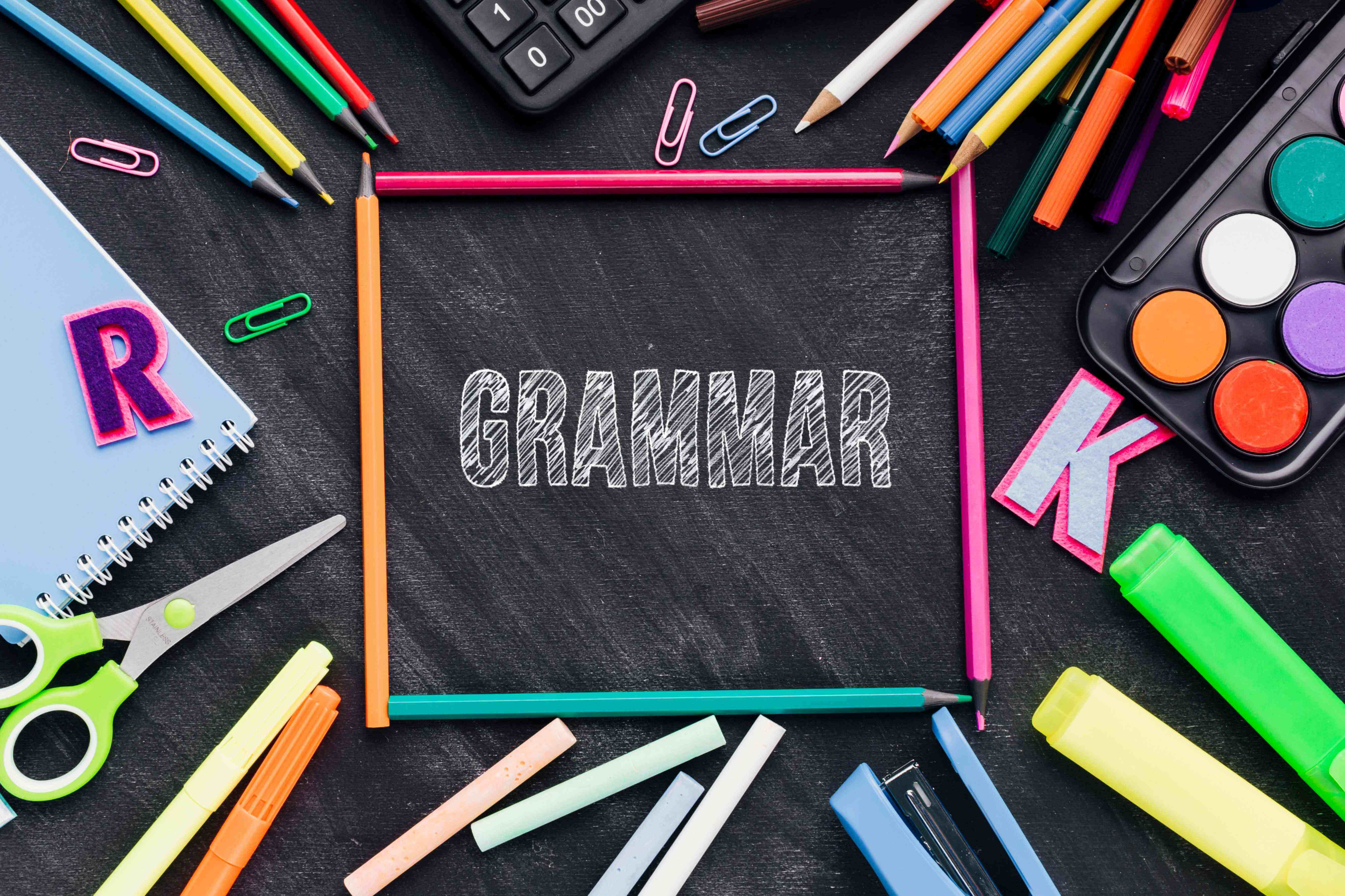 Do, Does ou Did? Nunca mais erre perguntas em inglês Você já travou na hora de fazer uma pergunta em inglês? Não sabe se usa do, does ou did? Calma, você não está sozinho!
Hoje vou te mostrar como usar esses auxiliares de forma simples e sem complicação.
Quando usamos?
DO → para perguntas no presente com I, you, we, they
Ex: Do you like pizza?
DOES → para perguntas no presente com he, she, it
Ex: Does she play the guitar?
DID → para perguntas no passado com todos os sujeitos
Ex: Did they go to the party?
Dica rápida:
Esses verbos são usados para formar perguntas e também negações no simple present e no simple past.
Fique atento: o verbo principal vem sempre na forma base (sem -s e sem -ed).
Exemplos comparativos:
He plays soccer. → Does he play soccer?
They went home. → Did they go home?
Agora é com você! Que tal criar três perguntinhas usando do, does e did?