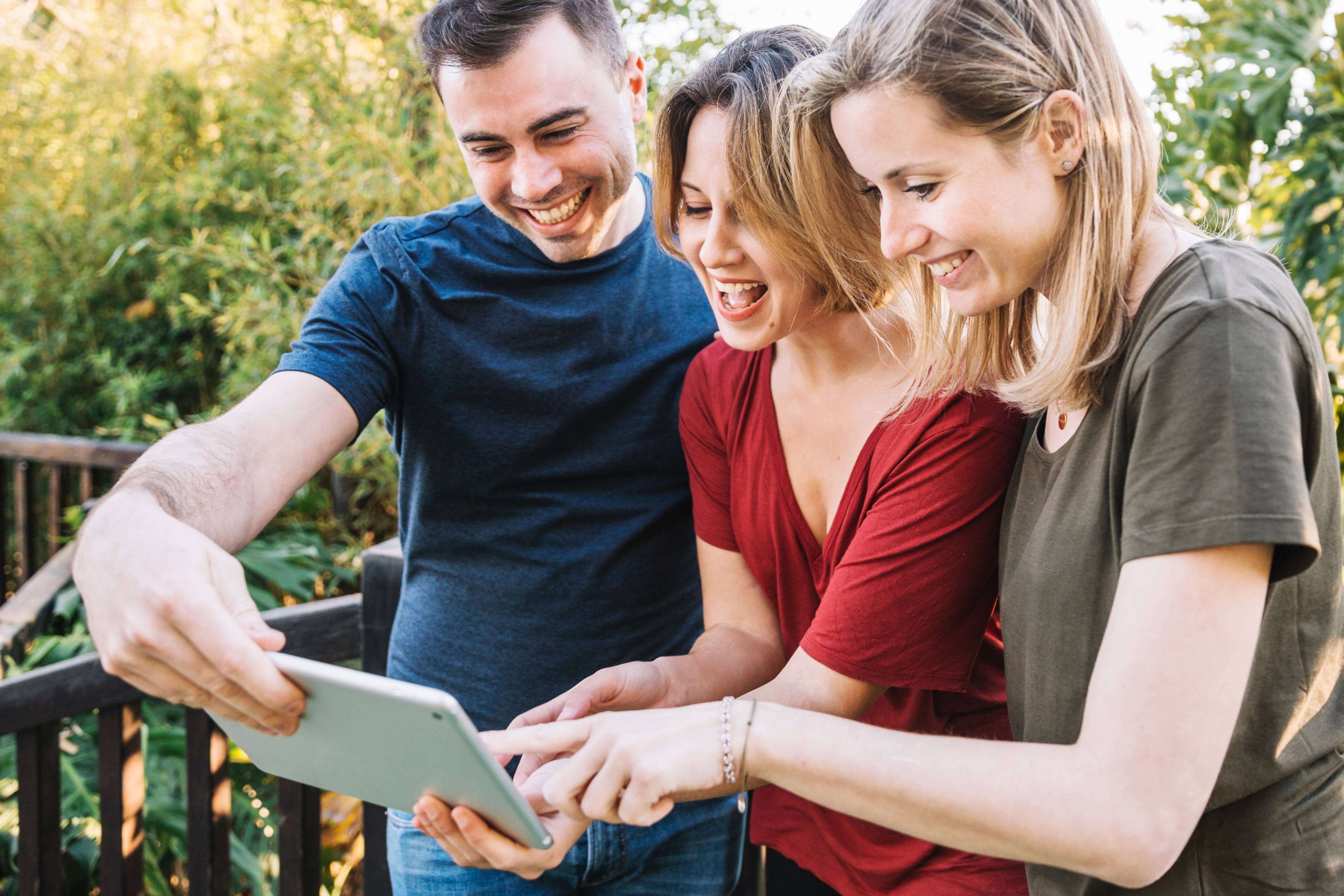 É possível aprender inglês com plataformas de cursos online? Vivemos em um mundo de rotinas agitadas em que, muitas vezes, não conseguimos nos dedicar ao aprendizado. Nesse cenário, as plataformas de cursos online são ferramentas essenciais.
Aprender inglês é muito importante para quem quer crescer como profissional e expandir seus horizontes. Saber o idioma ajuda a conseguir oportunidades variadas.
Porém, nem todo mundo consegue se dedicar a aprender inglês em um curso presencial, pois não possui tempo e disponibilidade em horários específicos.
Nesses casos, você pode contar com as plataformas de cursos online. Saiba mais sobre essas plataformas e suas vantagens a seguir:
Quais são as vantagens de usar uma plataforma de cursos online para aprender inglês?
Os cursos online estão presentes em quase todas as etapas da educação hoje em dia. Não é à toa: eles podem trazer vantagens que, nem sempre, vemos na educação presencial.
Algumas delas são:
Mais flexibilidade
A maior vantagem dos cursos online é que podemos nos dedicar a eles a hora que quisermos. Não importa o quanto sua vida é corrida, as aulas estarão lá quando você quiser.
Por ser online, você também pode assistir às aulas de onde estiver. Assim, o escritório no horário de almoço ou o seu sofá no fim do dia podem ser a sala de aula.
Mais praticidade
Cursos online costumam ser feitos de forma mais dinâmica do que cursos presenciais. Eles são moldados para ter uma metodologia mais acelerada.
Você pode adiantar conteúdos que já sabe e se mover no próprio ritmo. As aulas costumam ser mais curtas e, em geral, as atividades também são mais práticas e rápidas.
Variedade em todos os níveis
Não são apenas estudantes iniciantes que podem usar plataformas de cursos online. Existem opões para todos os níveis.
Muitos estudantes avançados usam essas plataformas para complementar o que já sabem. Até mesmo, aqueles que fazem aula presencial.
Afinal, estudar inglês em casa e sozinho também faz parte do aprendizado. Logo, os cursos online podem ser utilizados por todos.
Porém, nem todas as plataformas de cursos online são iguais. Como saber se uma plataforma oferece bons cursos de inglês?
Como escolher uma plataforma para estudar inglês?
Como vimos acima, uma plataforma de cursos online é uma boa pedida para quem quer estudar inglês. Principalmente, para quem busca flexibilidade.
Mas para aproveitar todas as vantagens de cursos online que listamos acima, você precisa escolher uma boa plataforma.
Hoje em dia, existem muitas opções para quem quer estudar inglês online. Como saber qual escolher para garantir um aprendizado efetivo?
Confira algumas dicas abaixo:
Pesquise as origens da plataforma
Comece sua pesquisa pelo básico: quem criou essa plataforma de cursos online? É importante buscar profissionais da educação sério por trás dessas iniciativas.
Ainda que eles não sejam os criadores, eles devem estar envolvidos no processo de criação. Assim, você sabe que especialistas em idiomas foram consultados.
Analise as habilidades trabalhadas
Quando aprendemos um idioma, praticamos quatro habilidades principais. Elas são a escuta, a fala, a escrita e a leitura.
Essas quatro habilidades garantem todas as ferramentas necessárias para se comunicar em um idioma.
Procure saber se a plataforma de cursos online pesquisada ajuda a desenvolver essas quatro habilidades.
Só assim, será possível aprender inglês de forma completa, sem que seu conhecimento tenha grandes lacunas.
Confira o material utilizado
Ter um material didático de qualidade faz muita diferença no curso de inglês. Nas plataformas online, isso também vale. Por isso, confira os materiais disponíveis.
Quando eles foram escritos? Eles são atualizados com frequência? Têm formatos diversificados? Oferecem diferentes possibilidades? Quem criou esses materiais?
Preste atenção à metodologia
Em plataformas de cursos online, a metodologia pode ser mais acelerada do que seu curso em uma escola presencial.
Preze, também, pela possibilidade de personalizar seu aprendizado. Afinal, cada um tem seus objetivos. Se você puder aprender da forma que mais se adequa aos seus, o curso vale a pena.
Essas são as principais características para buscar em uma plataforma de cursos online para complementar seus estudos. Com elas, você pode selecionar as plataformas que mais valem a pena e, então, buscar saber mais sobre cada uma.
Conhecendo a Mondly
Está escolhendo uma plataforma para começar a estudar inglês e complementar seus estudos? A Mondly oferece cursos online de inglês e de mais 40 idiomas!
Conhecida pela alta qualidade de seus recursos, a Mondly aposta em uma metodologia variada. Os estudantes podem utilizar esses recursos por aplicativo, site e mesmo produtos de realidade virtual ou aumentada.
A Mondly sempre prezou pelo aprendizado divertido e acessível para todos. Assim como a Pearson, que produz materiais e livros para ensino de idiomas há mais de um século.
Algumas das vantagens que você vai encontrar na plataforma de cursos online Mondly são:
Opções gratuitas
Você pode começar a aprender com ferramentas gratuitas para, então, avaliar se vai continuar estudando na plataforma.
Recursos diversificados
A Mondly oferece tópicos de conversação comuns, conversas de falantes nativos, criadores de vocabulário, tabelas de conjugação e muito mais.
Aulas rápidas
As aulas da plataforma são curtas e disponíveis diariamente. Assim, você pode manter uma evolução constante.
Opções para crianças
A Mondly pode ser usada por estudantes de todas as idades. Para crianças, ela aposta em materiais lúdicos e intuitivos.
Uma plataforma de cursos online deve oferecer flexibilidade, personalização e alta qualidade. A Mondly oferece tudo isso.
Mondly é uma plataforma que tem o selo de aprovação dos estudantes. E, também tem a aprovação dos especialistas em idiomas.
Gostou das nossas dicas para estudar inglês com plataformas de cursos online?