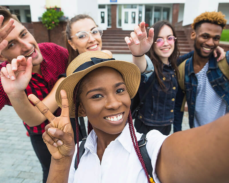 Os Benefícios do Multilinguismo: Por Que Aprender um Novo Idioma? Aprender um novo idioma vai muito além de apenas adquirir uma habilidade. É uma jornada que molda sua mente, amplia suas perspectivas e abre portas para oportunidades emocionantes. Nesta postagem, mergulharemos nos benefícios profundos do multilinguismo e exploraremos por que investir no aprendizado de idiomas é uma escolha inteligente.
Vamos discutir como dominar um novo idioma pode aumentar suas chances de sucesso em carreiras internacionais, aprofundar sua compreensão das culturas globais e expandir suas redes pessoais e profissionais. Além disso, ofereceremos dicas práticas para superar obstáculos comuns e manter a motivação durante sua jornada de aprendizado de idiomas. Descubra por que o multilinguismo é um superpoder que todos podem cultivar.