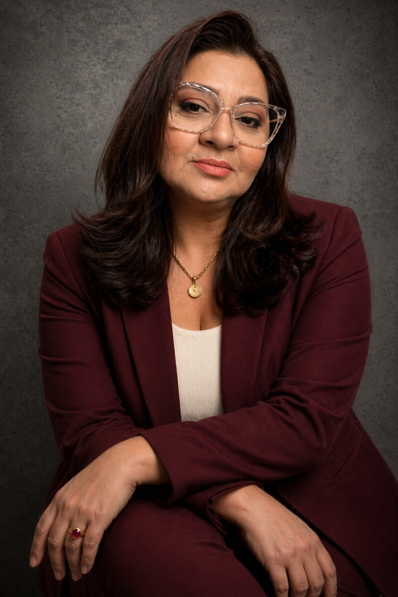 Ol&aacute;! Eu sou a Alessandra Roth, professora de ingl&ecirc;s e apaixonada pelo que fa&ccedil;o.

Tenho 14 anos de experi&ecirc;ncia no ensino do idioma e, ao longo dessa tempo, tive o privil&eacute;gio de ver muitas vidas se transformarem por meio do ingl&ecirc;s, seja em viagens, no trabalho, nos estudos ou nas conquistas pessoais dos meus alunos.

Sei que aprender um novo idioma pode parecer um grande desafio. Mas tamb&eacute;m sei, por experi&ecirc;ncia, que com o m&eacute;todo certo, acompanhamento personalizado e dedica&ccedil;&atilde;o, qualquer pessoa &eacute; capaz de alcan&ccedil;ar seus objetivos.

Meu foco &eacute; transformar o aprendizado do ingl&ecirc;s em uma experi&ecirc;ncia pr&aacute;tica, significativa e motivadora.
Acredito que a chave do sucesso est&aacute; em adaptar as aulas &agrave;s necessidades reais de cada aluno, respeitando seu ritmo, estilo de aprendizagem e o contexto de vida que ele traz.

Mais do que ensinar ingl&ecirc;s,&nbsp;minha miss&atilde;o &eacute; capacitar voc&ecirc; a se comunicar de forma aut&ecirc;ntica e segura no mundo.

&nbsp;